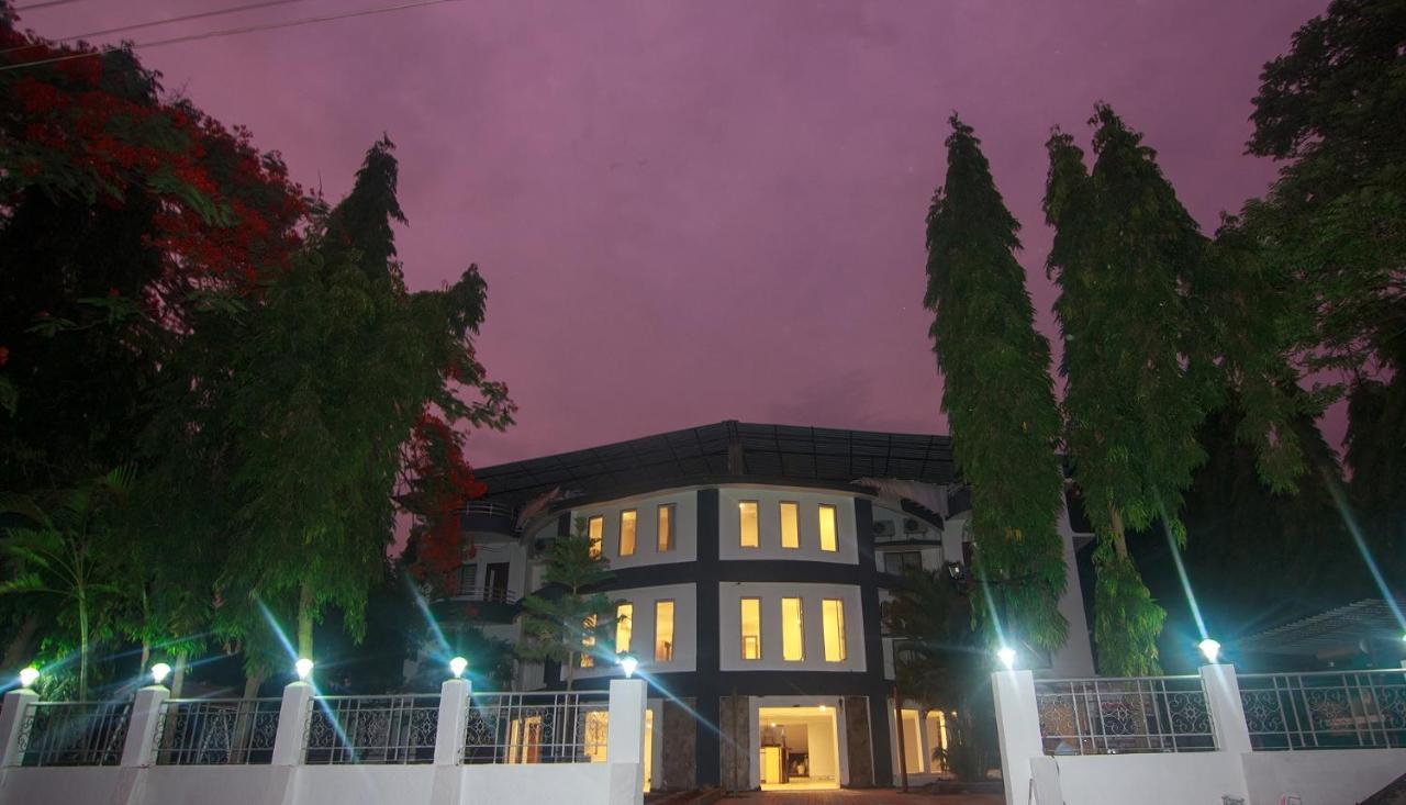 Strand Resort Lonavala Ngoại thất bức ảnh