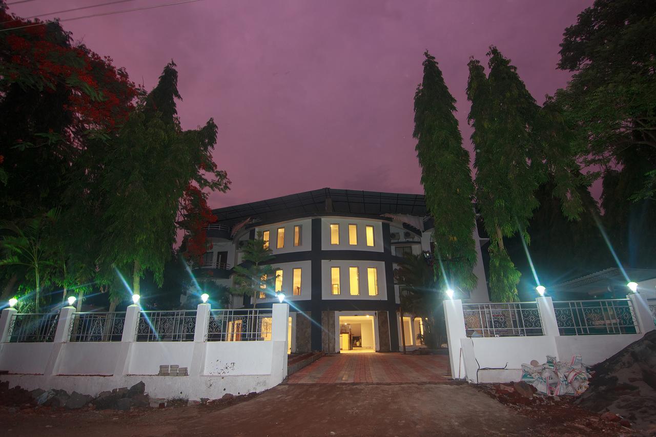 Strand Resort Lonavala Ngoại thất bức ảnh